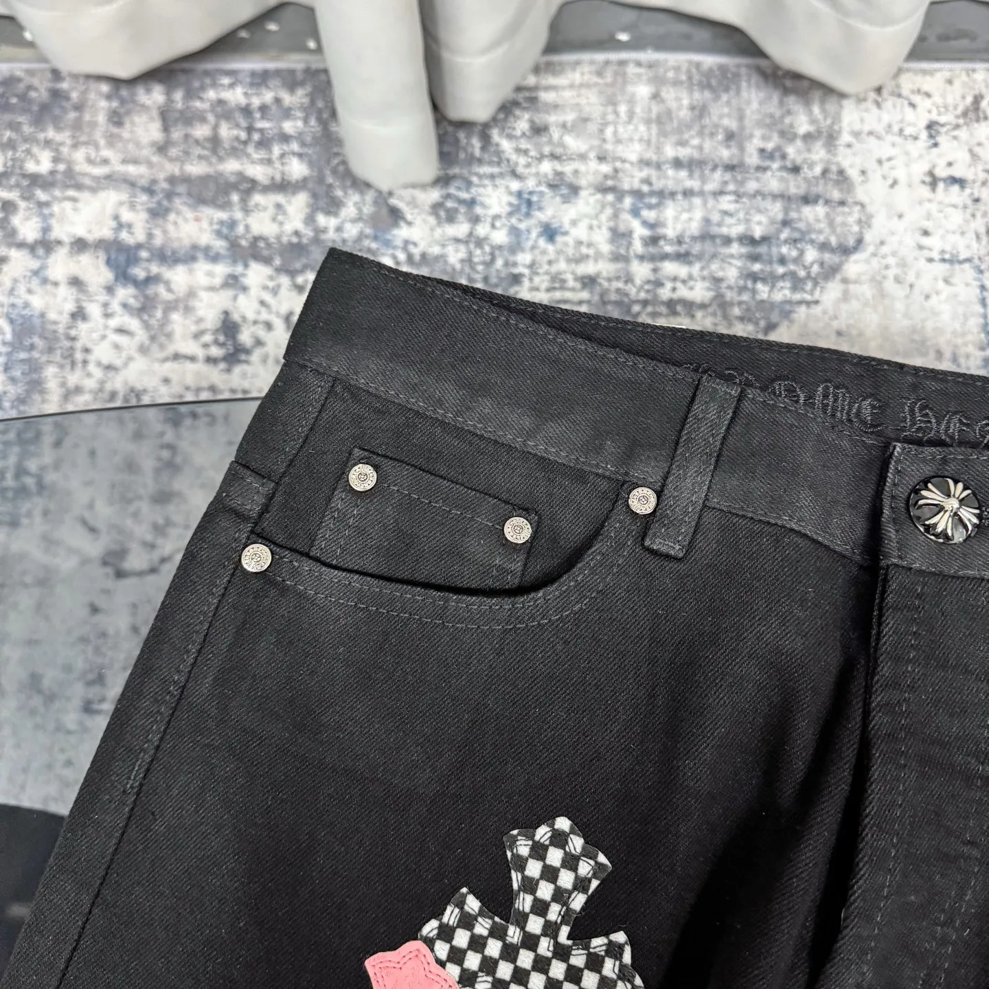 P280 Chrome Hearts ch Chrome Hearts Cherry Blossom Pink Checkerboard Cross Patch Leather Jeans, Original 5W+ It is well known that chromehearts jeans use vintage Levis jeans as the base for creation. They usually add their own unique silver buckles and silver ornaments, plus leather embellishments. This is the reason why the value of these vintage jeans doubles. Because the base is vintage jeans, the jeans themselves have been very soft and comfortable after years of baptism. This can be distinguished from ordinary jeans. Regarding the size, you should also refer to the pants data. Size: 28 30 32 34 (corresponds to S-XL) Size chart: 28 Waist 76 Pants length 104 Hips 102 30 Waist 80 Pants length 105 Hips 106 32 Waist 84 Pants length 106 Hips 110 34 Waist 88 Pants length 107 Hips 114
